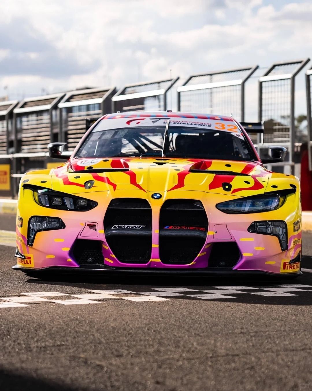 宝马为WRT的32号M4 GT3 EVO赛车准备一个艺术涂装，该涂装源自肯·多恩