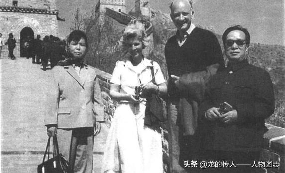 1976年5月，何廷一(右一)与英国国务大臣在八达岭长城合影。