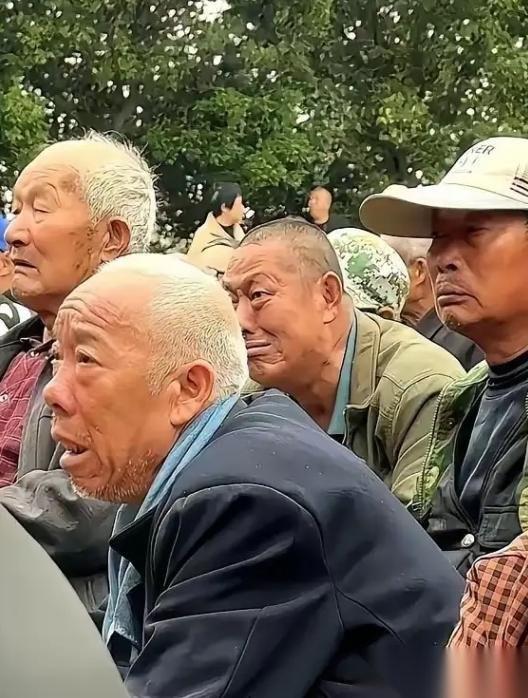 山东梁山有个老板掏了50万，请河南豫剧团连唱6天大戏，本来是给老爹办80大寿，结