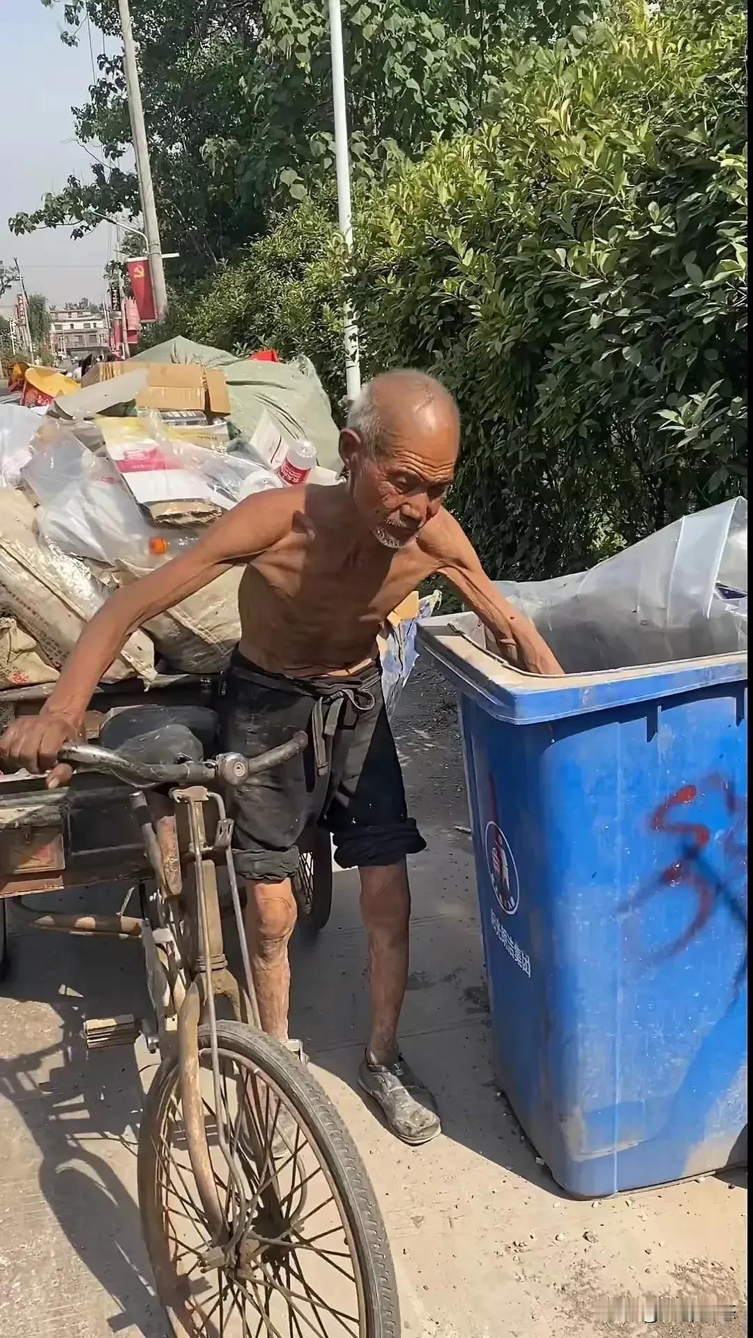 一床破旧被子，是什么让这位老父亲甘愿盖了10年也不换？他的答案，让所有人瞬间破防