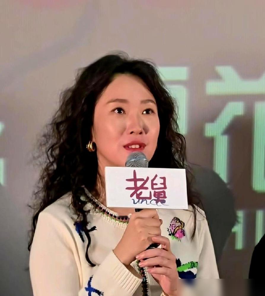 郭京飞进被窝，顺手就把袜子脱了。
​
王佳佳看着他，想都没想，也跟着把自己的袜子