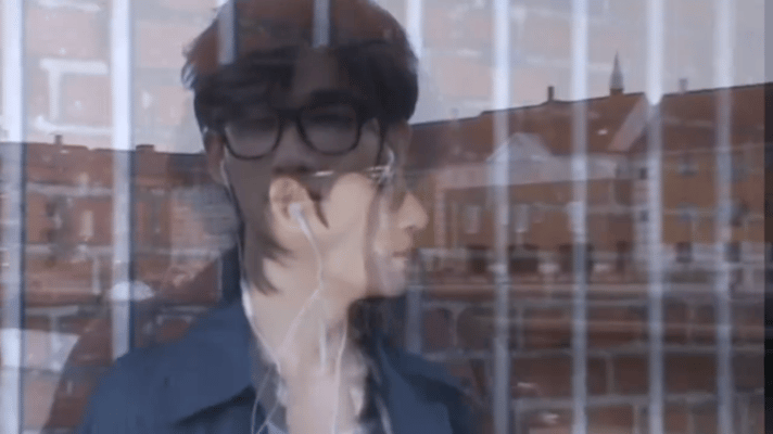 雾都伦敦的阴郁，都抵不过余宇涵眼底的情绪。少年独有的清冷忧郁气质，镜头一捕捉，故