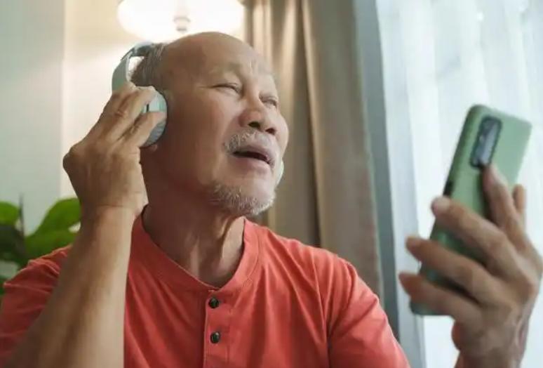 71岁老人查出听力减退早期，天天吃核桃仁，复查时医生惊呼：真是好办法

咱们今天