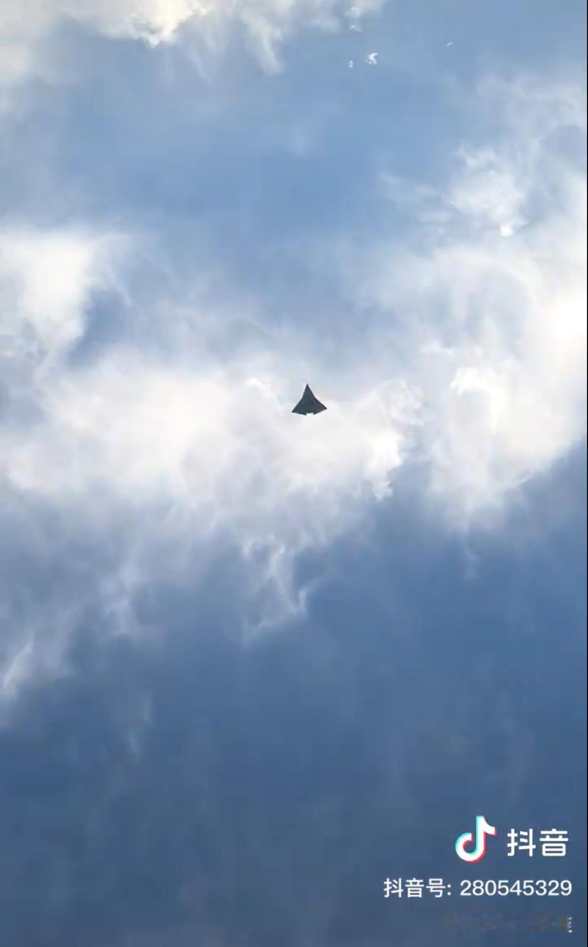 成飞六代机二号机进行试飞的画面