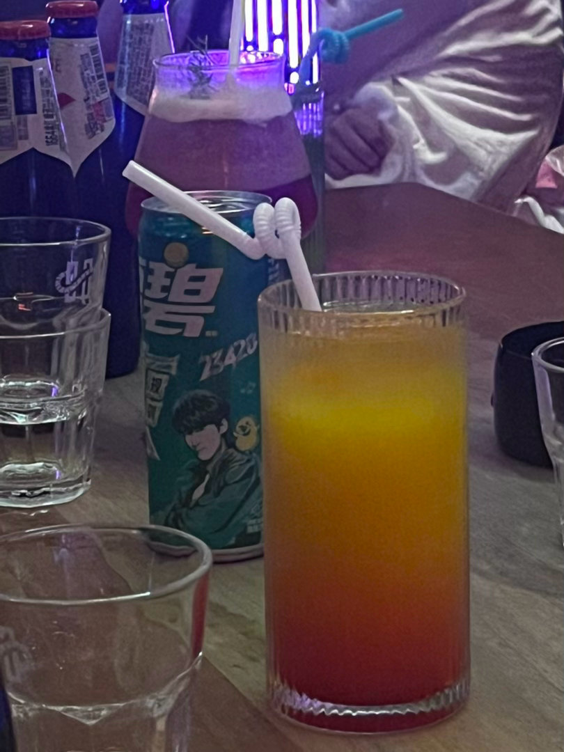 刚刚看完表演和我姐热聊这个可以 这个身材一般般然后一转头 OMG心虚