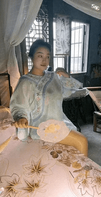 古代人大户人家女人，家里没风扇。
全靠扇子，但也穿得短。
在自家里，避暑！