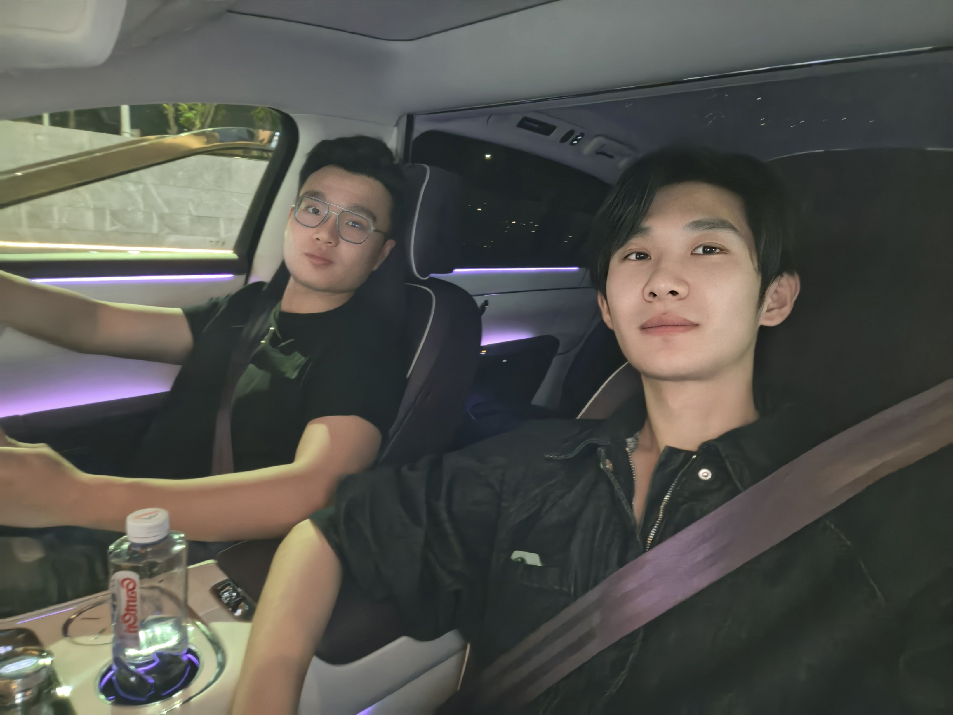 感谢好兄弟深夜送我回酒店，我为了不看星空顶特意没坐后排