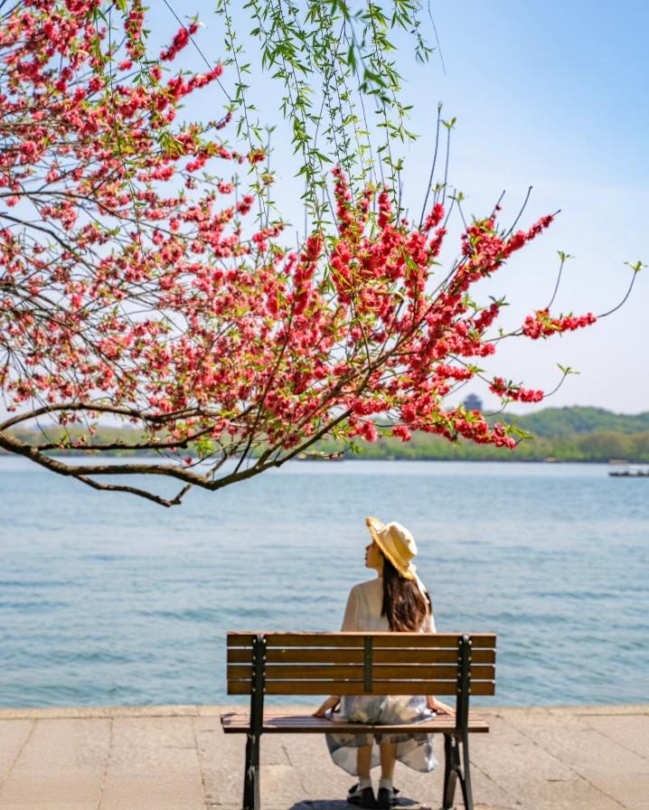 春风拂面万物焕新，穿搭精致与春日美景皆藏诗意，这般美好怎能辜负春日的好时光。