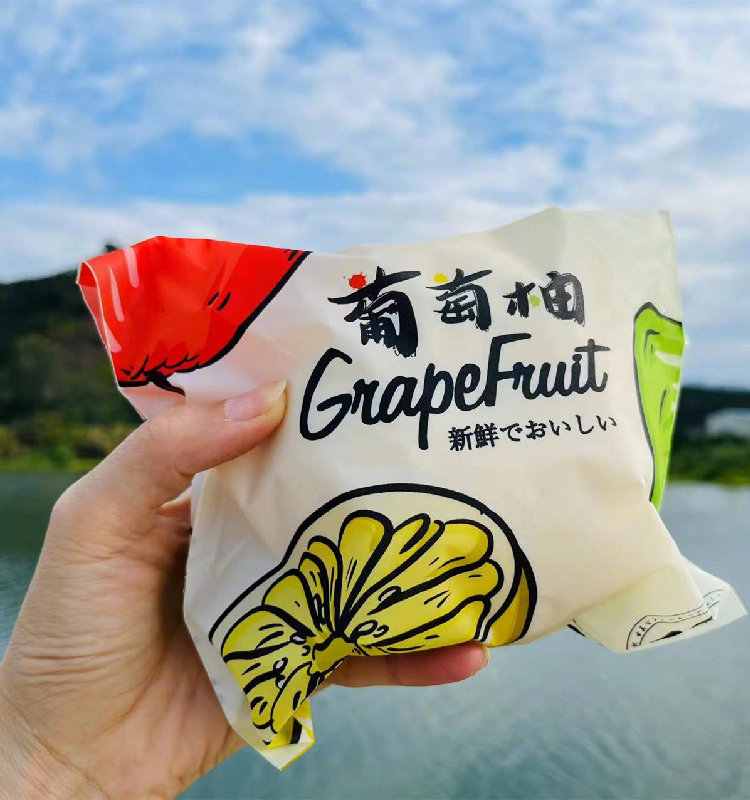 产自“世界柚乡、中国柚都”的福建漳州，身材小巧玲珑，圆润饱满。柚皮超薄，轻划一刀