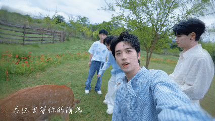许魏洲一边做梦一边拍MV 许魏洲的《夏夜》MV果然没让人失望！和PROME乐队一