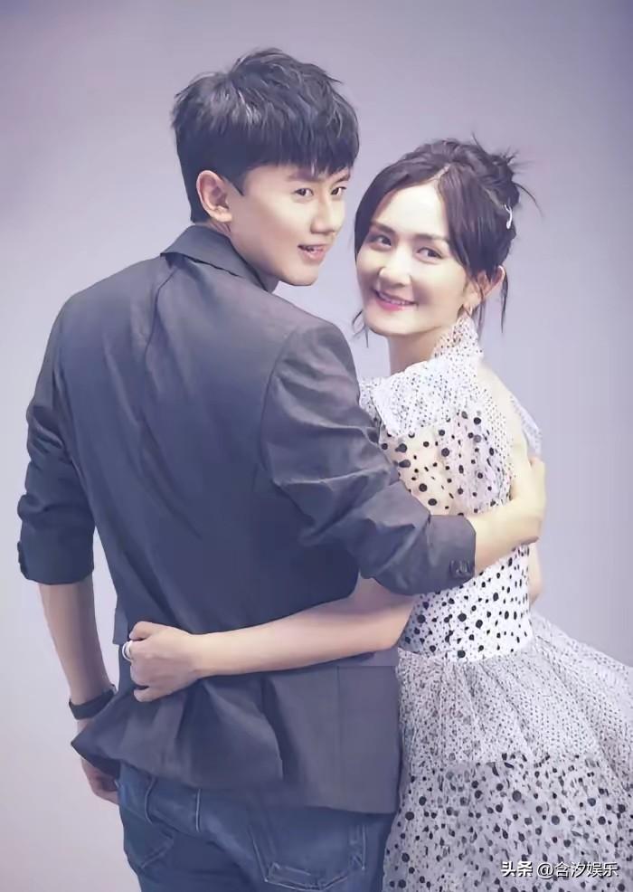 主持人问谢娜夫妻：“吵架后，谁先道歉？”谢娜说没吵过架，张杰老实回：“吵过，我先