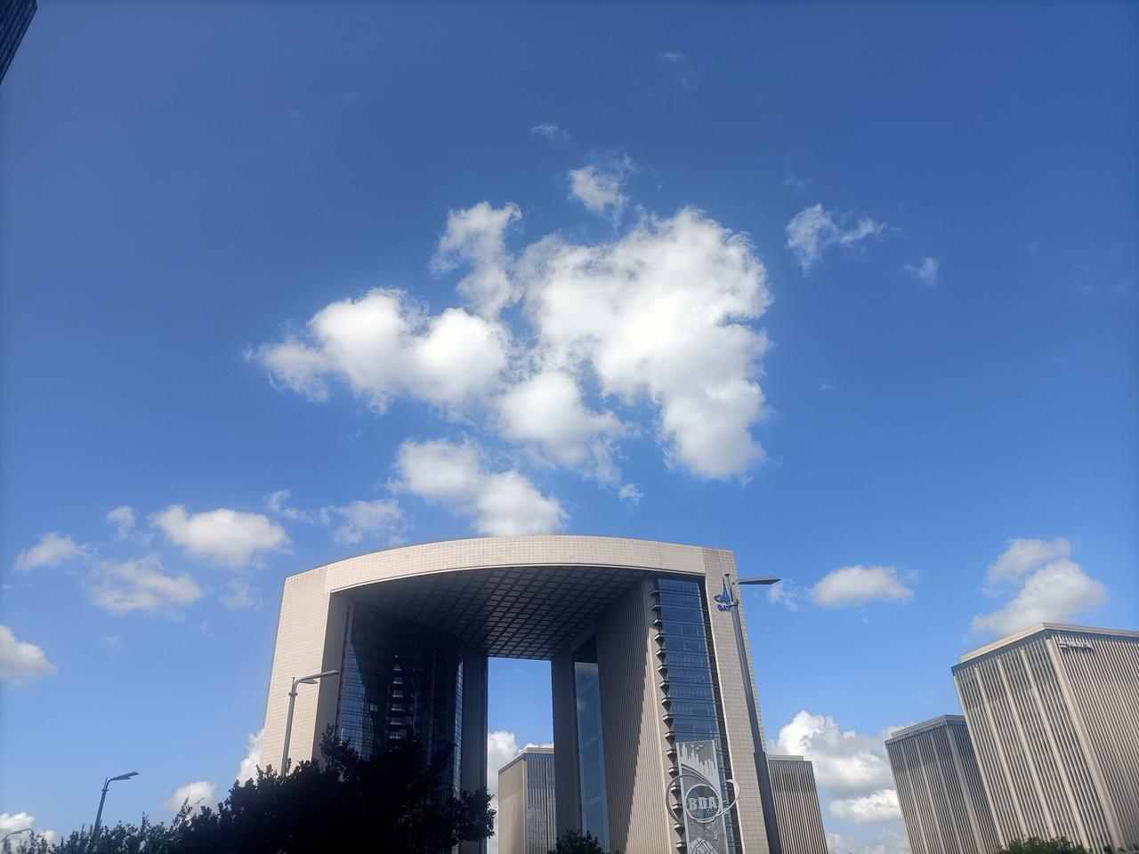 根据特点猜国家：
1，狗中哈士奇
2，见风使舵，见利忘义
3，癞蛤蟆变白天鹅
4