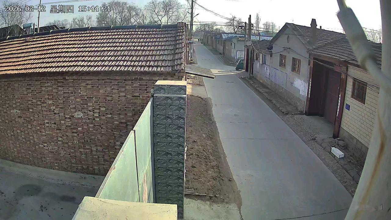 小时候，年前的村庄街上孩子们你追我赶，放鞭炮，捉迷藏，好不热闹。如今离春节只有四