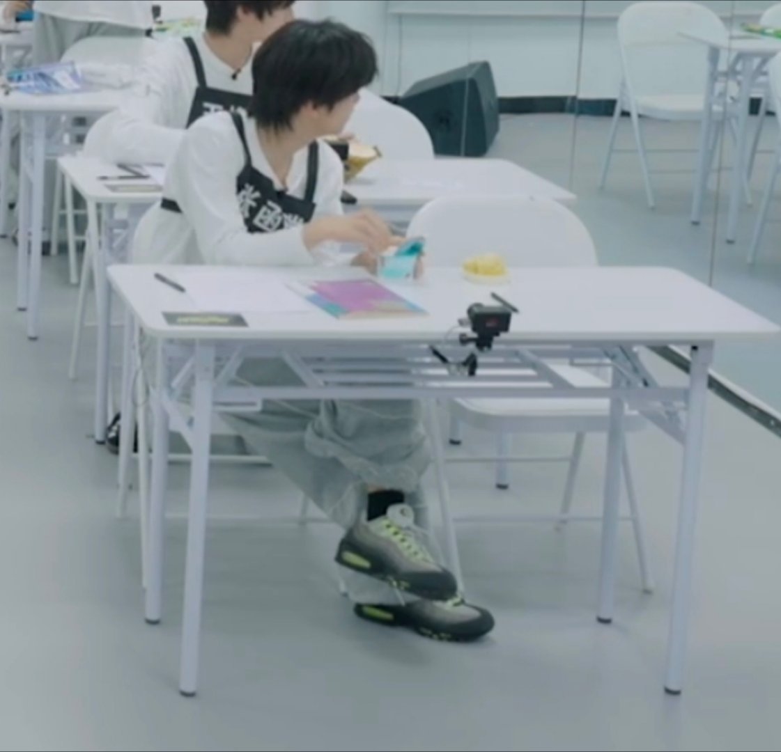 聪明的宝宝通过镜子观察 