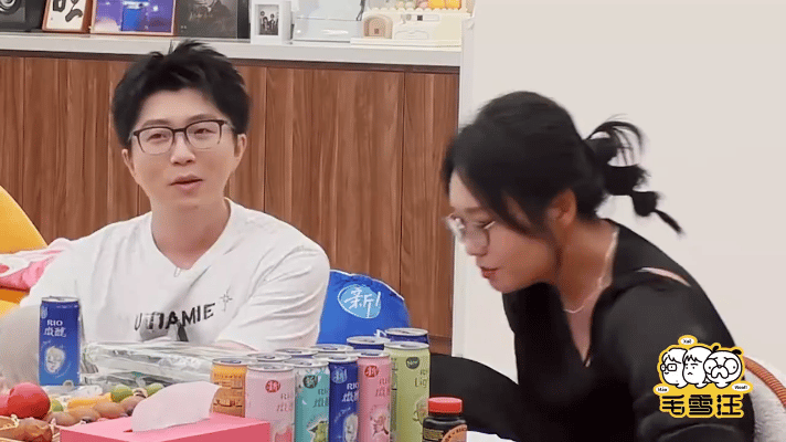 许凯和田曦薇在活动中玩真心话游戏，互动极具高情商。当被问及合作感受时，许凯含笑表