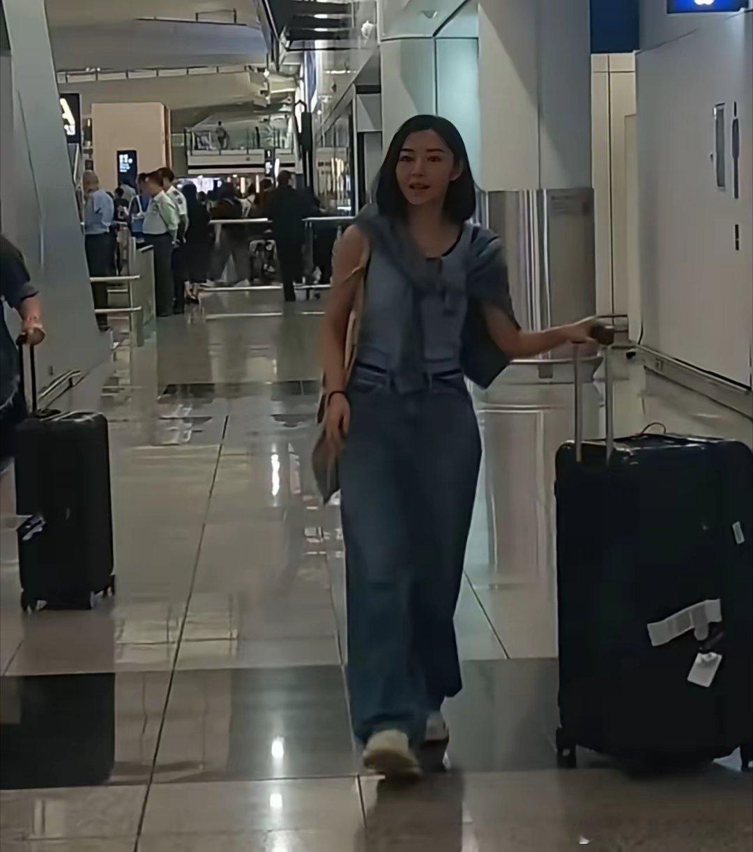 “百花奖影后”卫诗雅回到香港了，港媒晒出了她在机场的画面，身边竟然连一个拿包包的