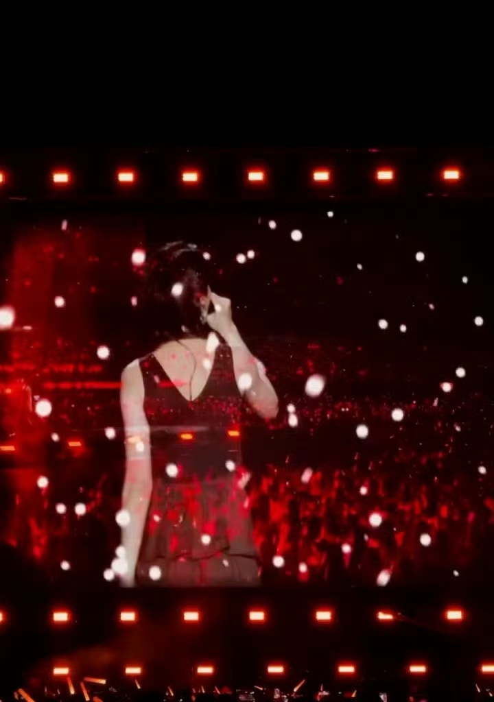 曾沛慈方发声明三条吧。第一，曾沛慈公司的声明写得挺体面——不卖惨、不拉踩、不煽动