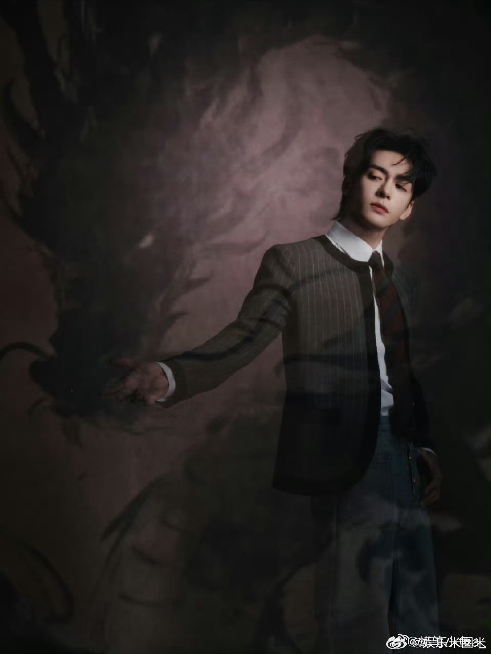 曾舜晞追剧团带着十二念佛珠佛珠配少年感太绝！曾舜晞带十二念佛珠亮相追剧团，温润如