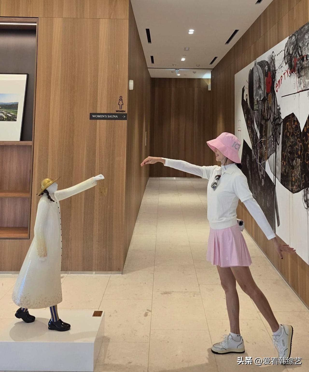 30日，演员高小英在自己的Instagram上传了多张照片。公开的照片中，高小英