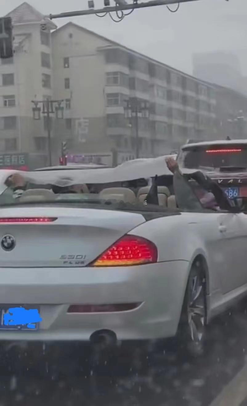 敞篷车的敞篷坏了可是不便宜~~~目前空气悬挂已经被自主品牌零部件平替了，但是自主