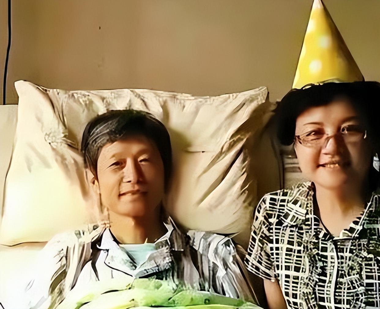 你知道艾跃进教授走之前在病床上干啥不？胃癌晚期，瘦成一把骨头了，还颤颤巍巍举着拳