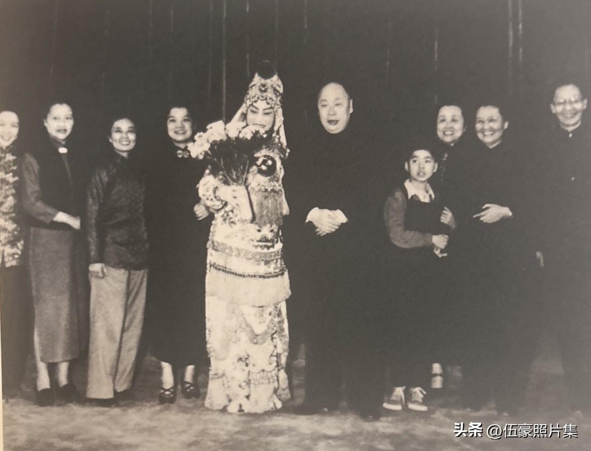 1957年3月，在庆祝“三八国际妇女节”演出后，陈毅副总理（左六）与梅兰芳（左五