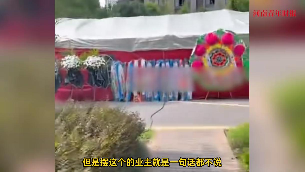 “离了个大谱！”近日，江苏盐城，一位业主因为家中有人去世，竟直接把白色的灯笼挂在