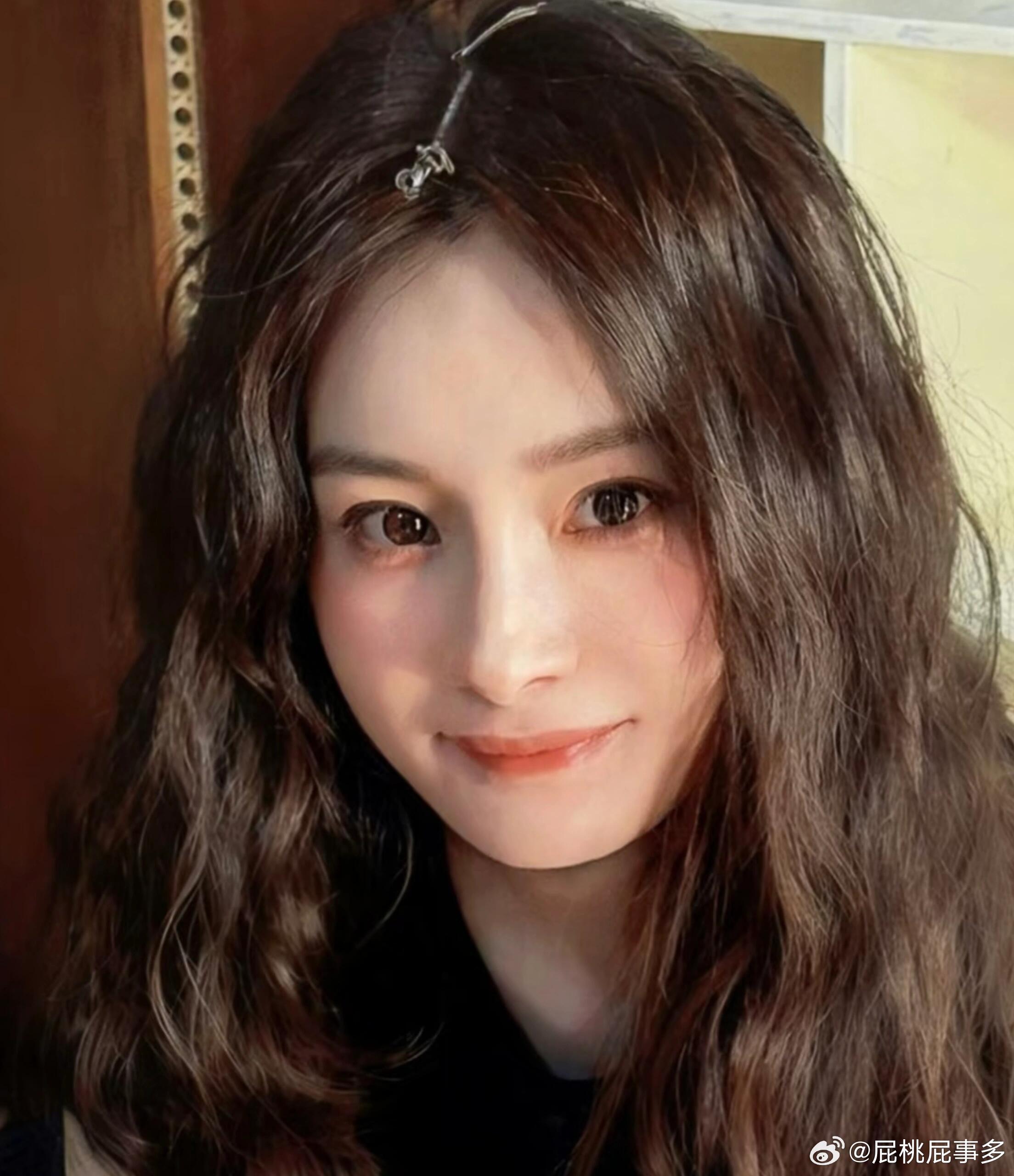 原来杨幂头顶上只是个普通夹子救命！谁懂啊！第一眼以为幂姐戴了什么高定小众发饰，结