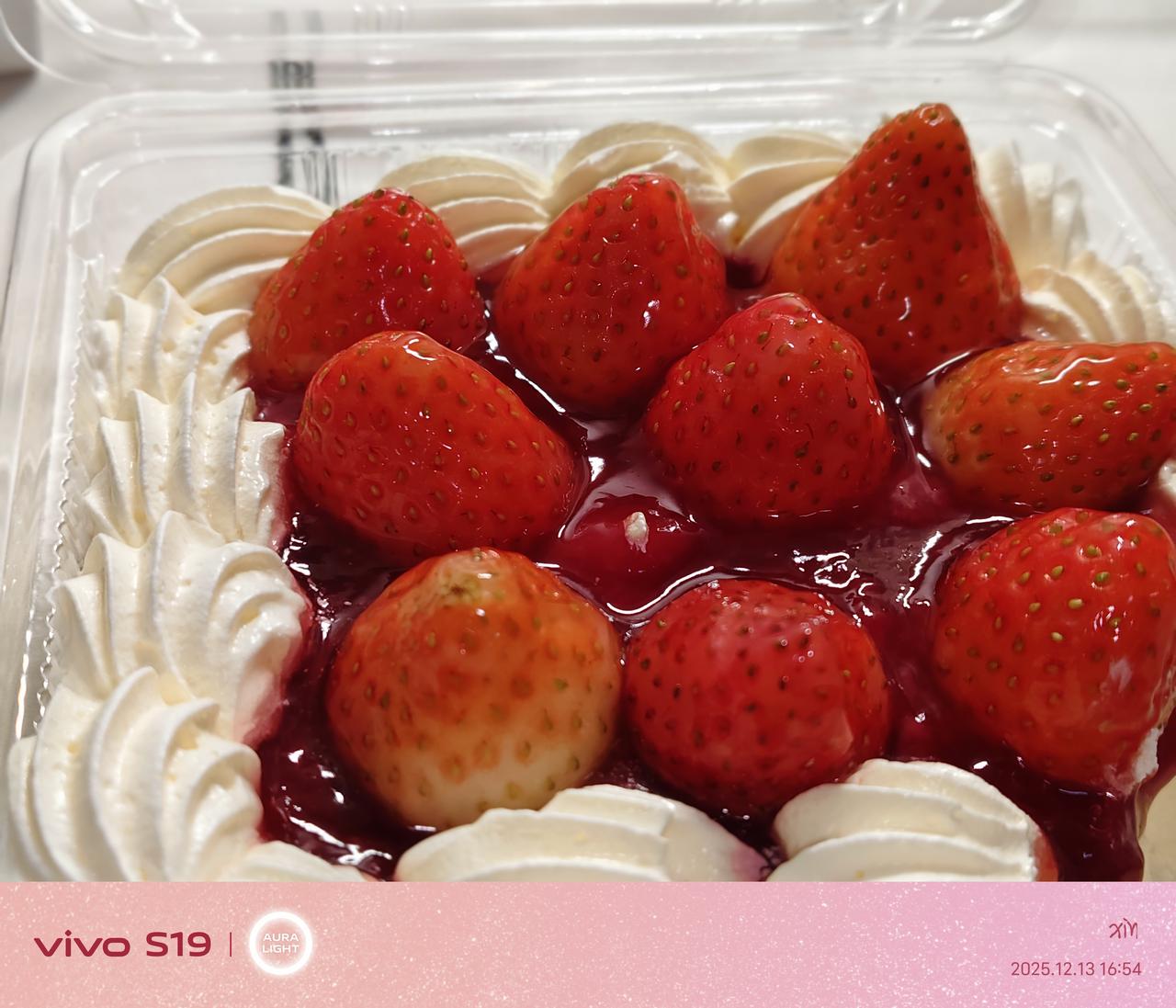 心情糟糕?那就来块草莓蛋糕！

粉嫩的草莓铺得满满当当，奶油绵密得像云朵，叉子挖