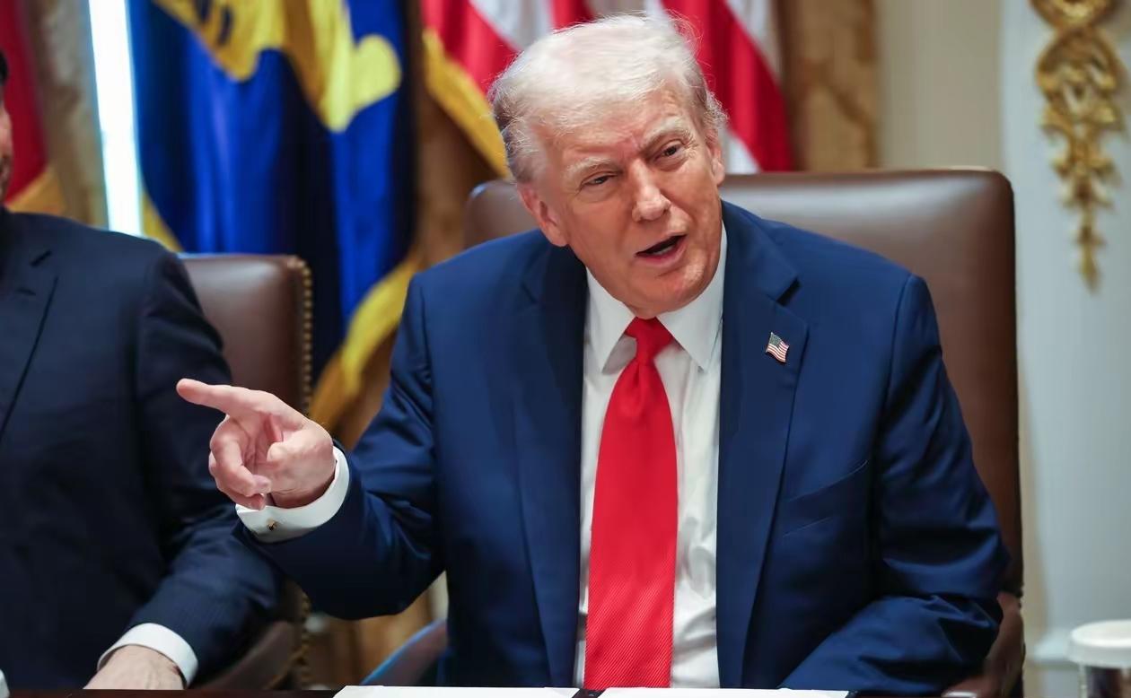 墙倒众人推，树倒猢狲散！这句话用来形容现在的美国，再贴切不过！
 
自己在中东点