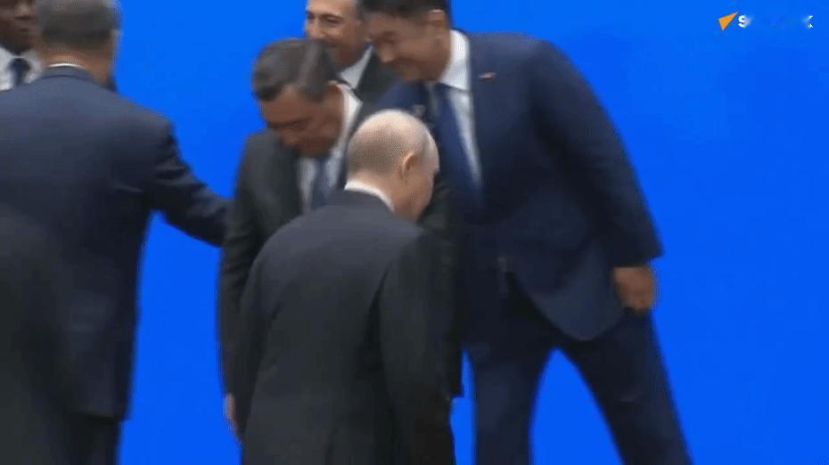 普京不愧是交际达人
 
比什凯克上合组织峰会散场后，巴基斯坦总理夏巴兹·谢里夫紧