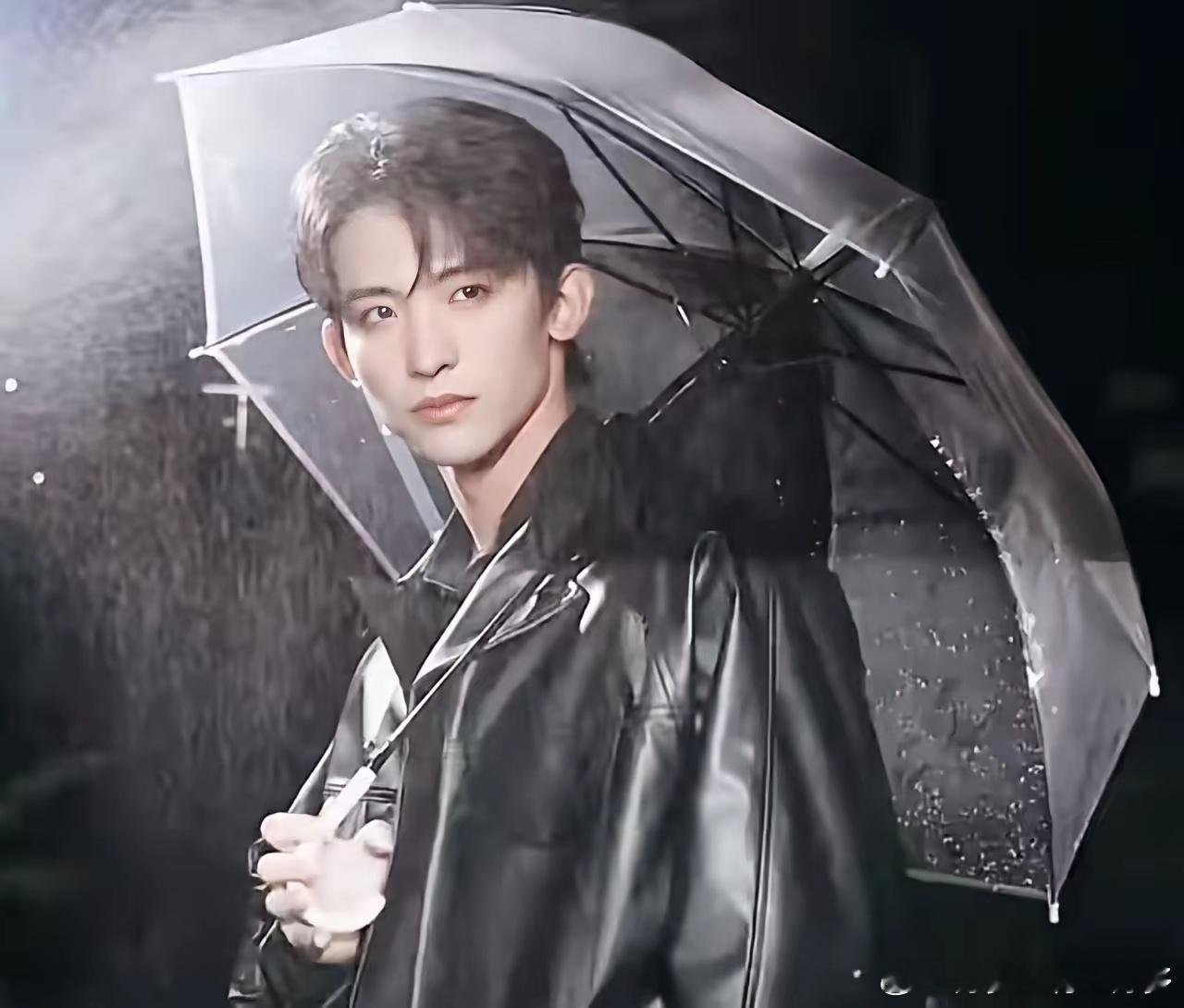 今年下半年有两位年轻演员挺出彩的，一位是《暗河传》中扮演苏昌河的常华森，另一位是