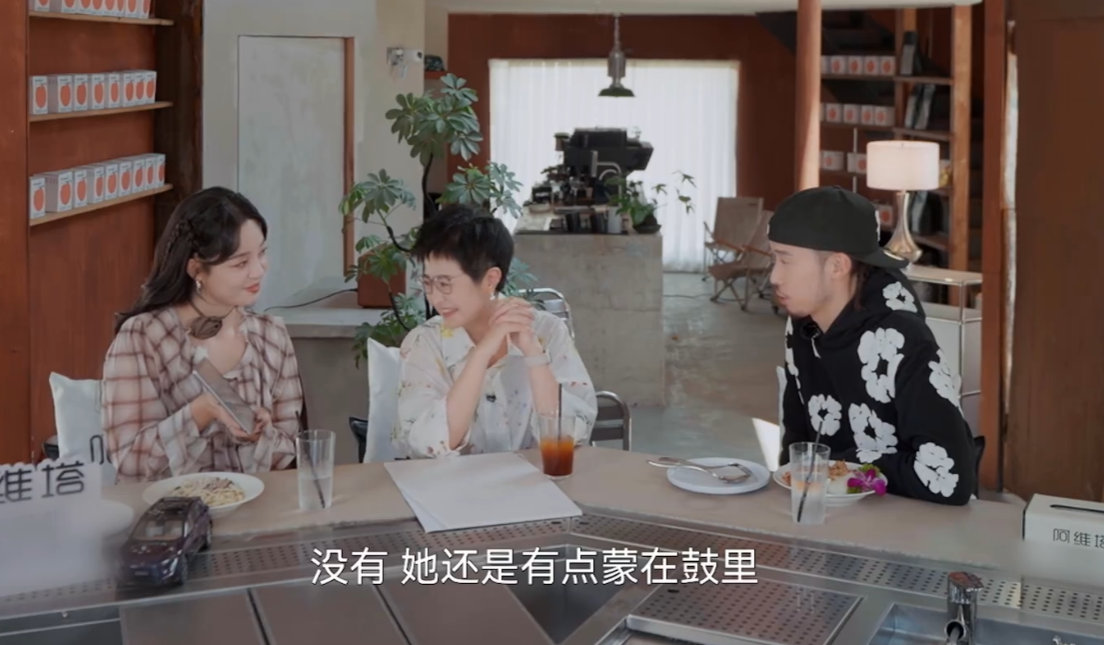 FeezyVR游戏求婚卡bugFeezy 求婚遇 VR 宝箱 bug，老婆没够着