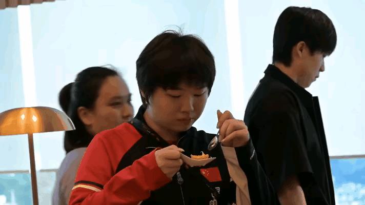 蒯曼这么吃
王楚钦看呆了
恨自己为什么会对海鲜过敏呢
横滨冠军赛欢迎晚宴，王楚钦