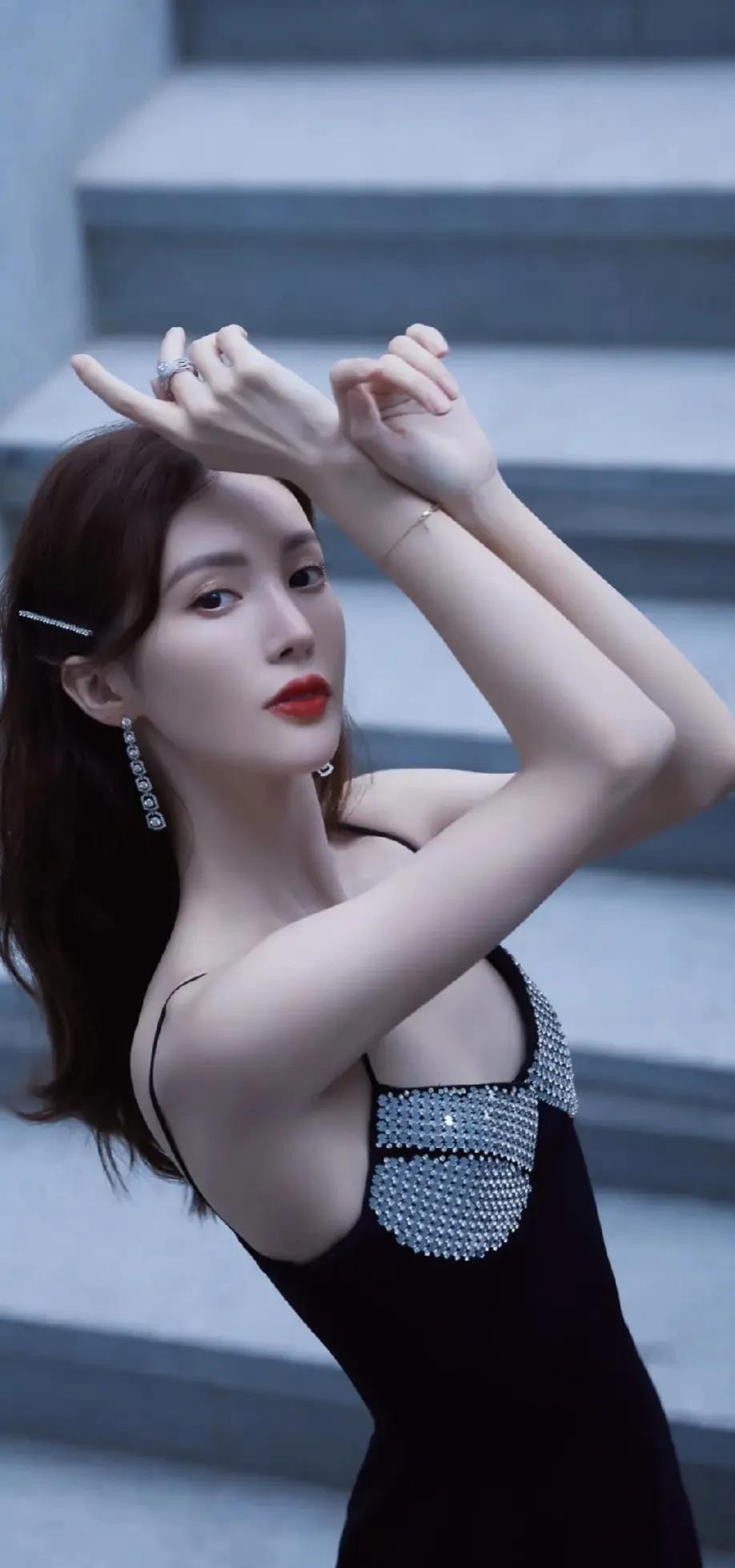 这个大美女是谁来着？？？