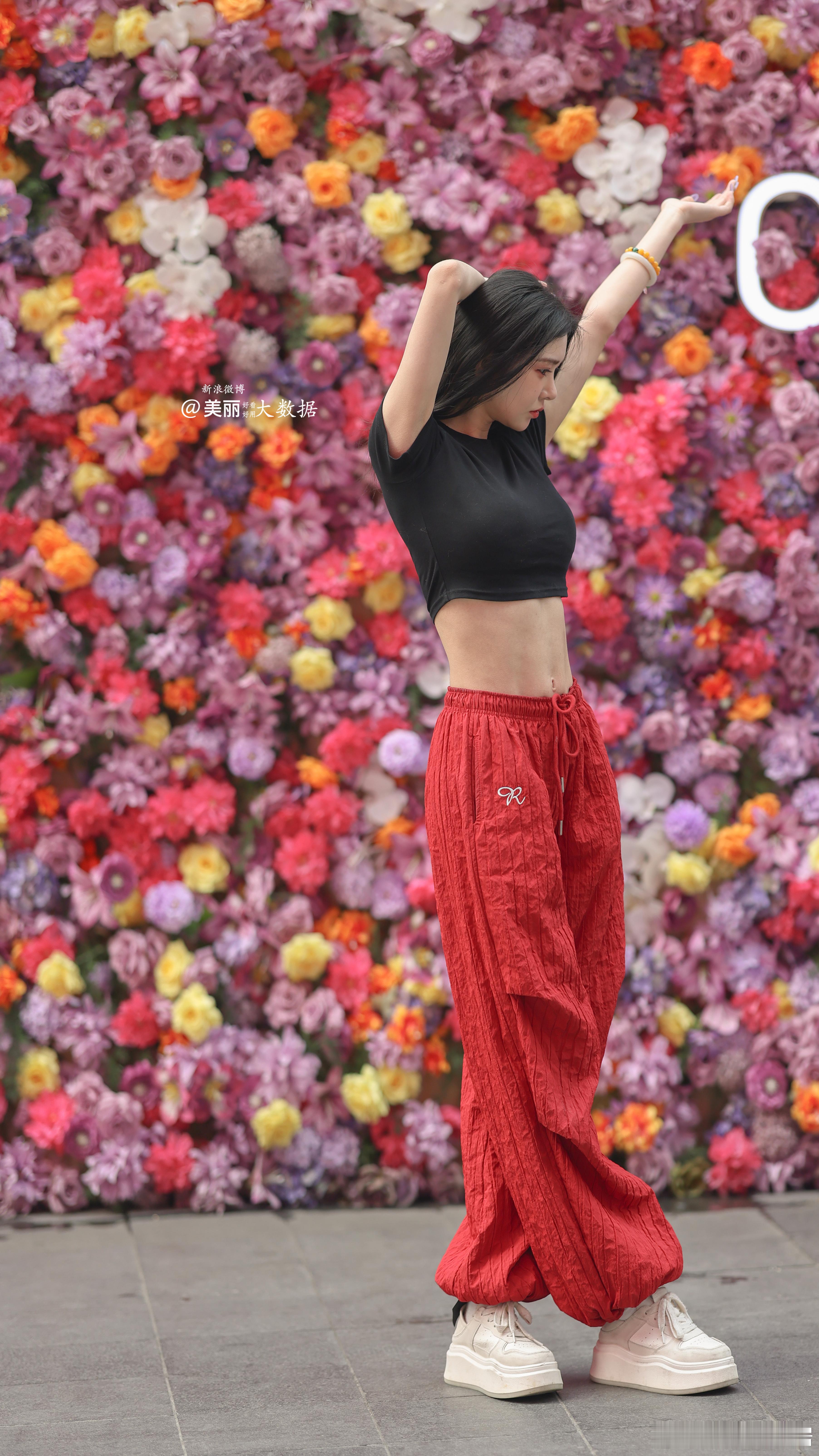 嗯，没想到这座花墙，本来是装修遮丑用的，现在成了打卡点。。 ​​​