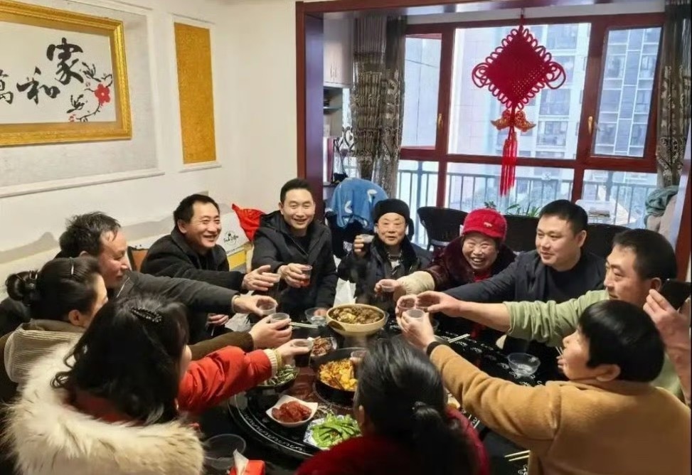 95后女村长用AI为村民圆全家福梦现在的年轻人或多或少因为工作和其他的原因不能回