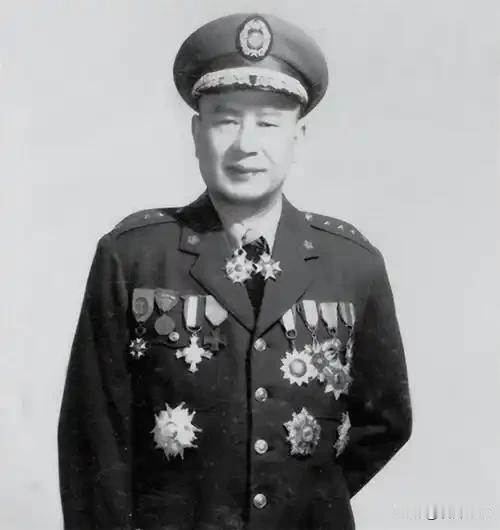 1950年，白崇禧逃到台湾后，在家闲着没事，便去拜访邻居朱怀冰，不料刚迈进大门，