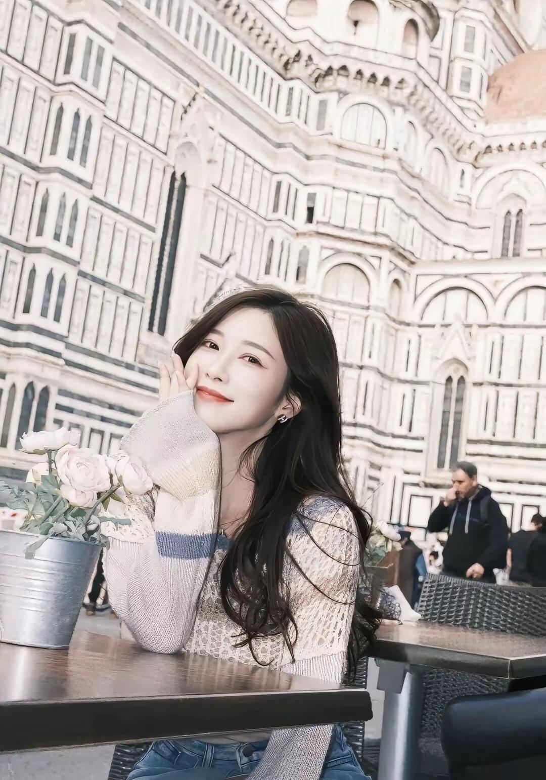 在佛罗伦萨的街头，享受阳光与咖啡的美好时光。🌞☕️💐