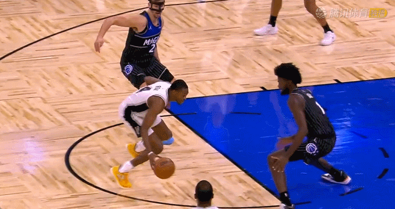 虽然福克斯出现了多达7次失误，但他凭借着自己在终场前的出手造成犯规并两罚全中，将