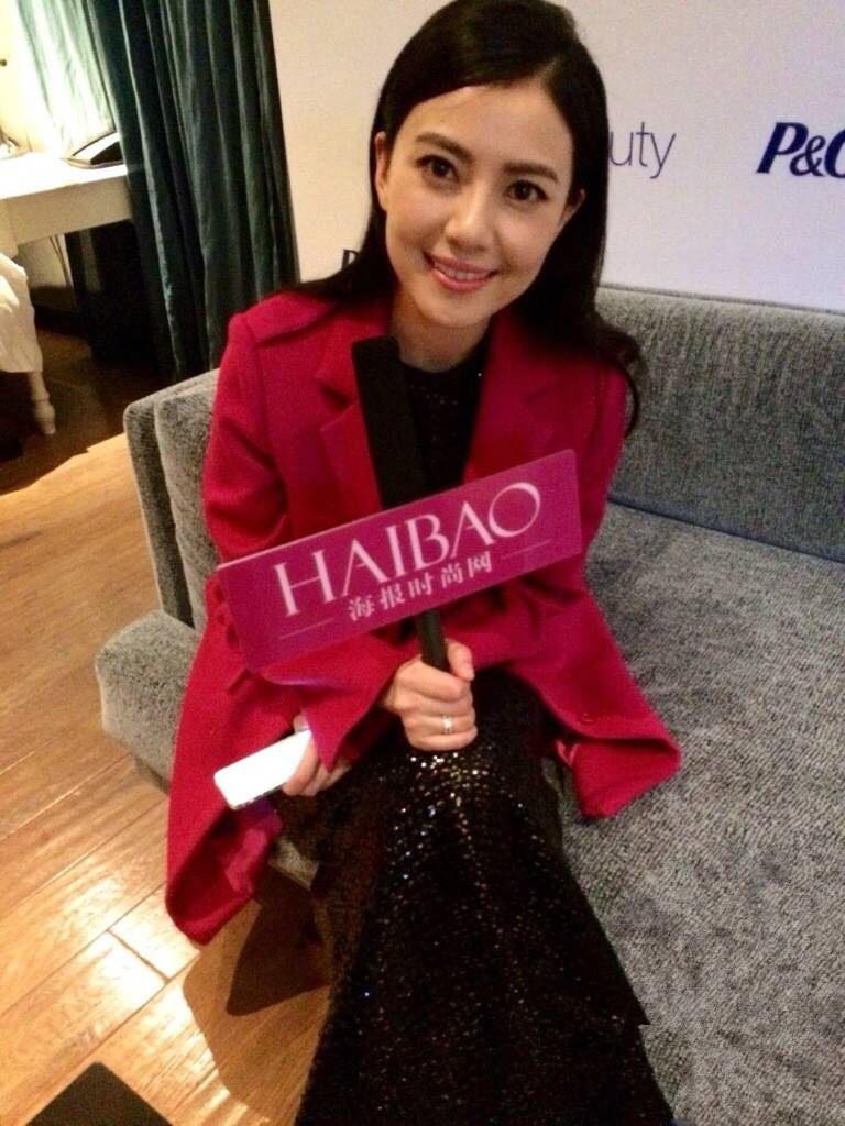 每次看到姐姐采访图，都被她的温柔气质狠狠戳中✨但咱就是说，女神的颜值再能打，也得