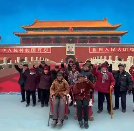 商丘一村元旦爆火！5万游客打卡手绘天安门墙画，村民暖心举动圆老人圆梦，太好哭了