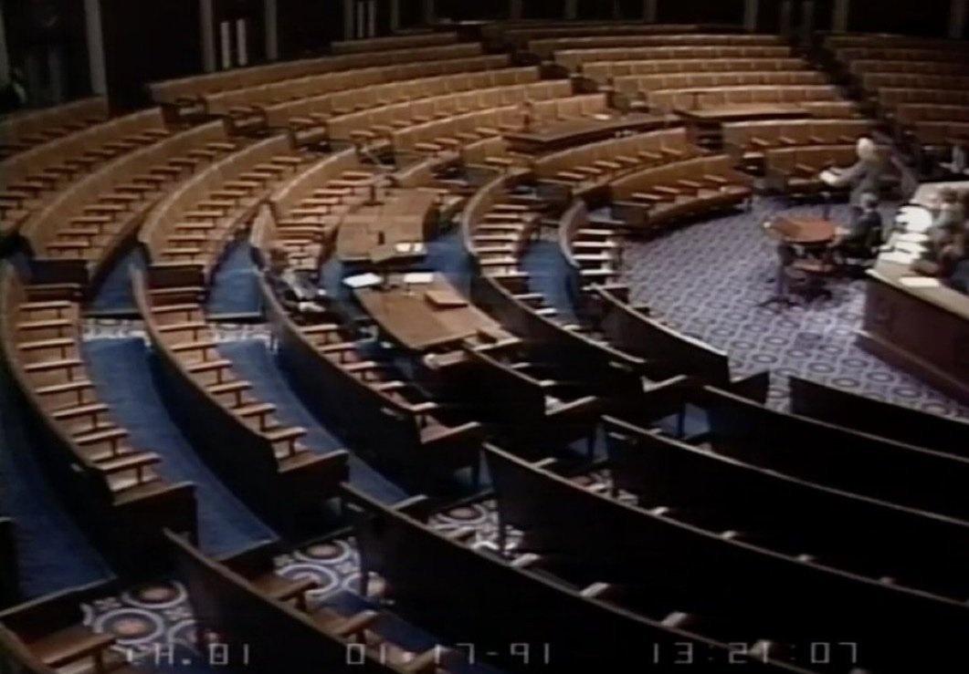 1991 年，伯尼·桑德斯在空无一人的美国国会发表演讲，呼吁不要对海湾战争进行军