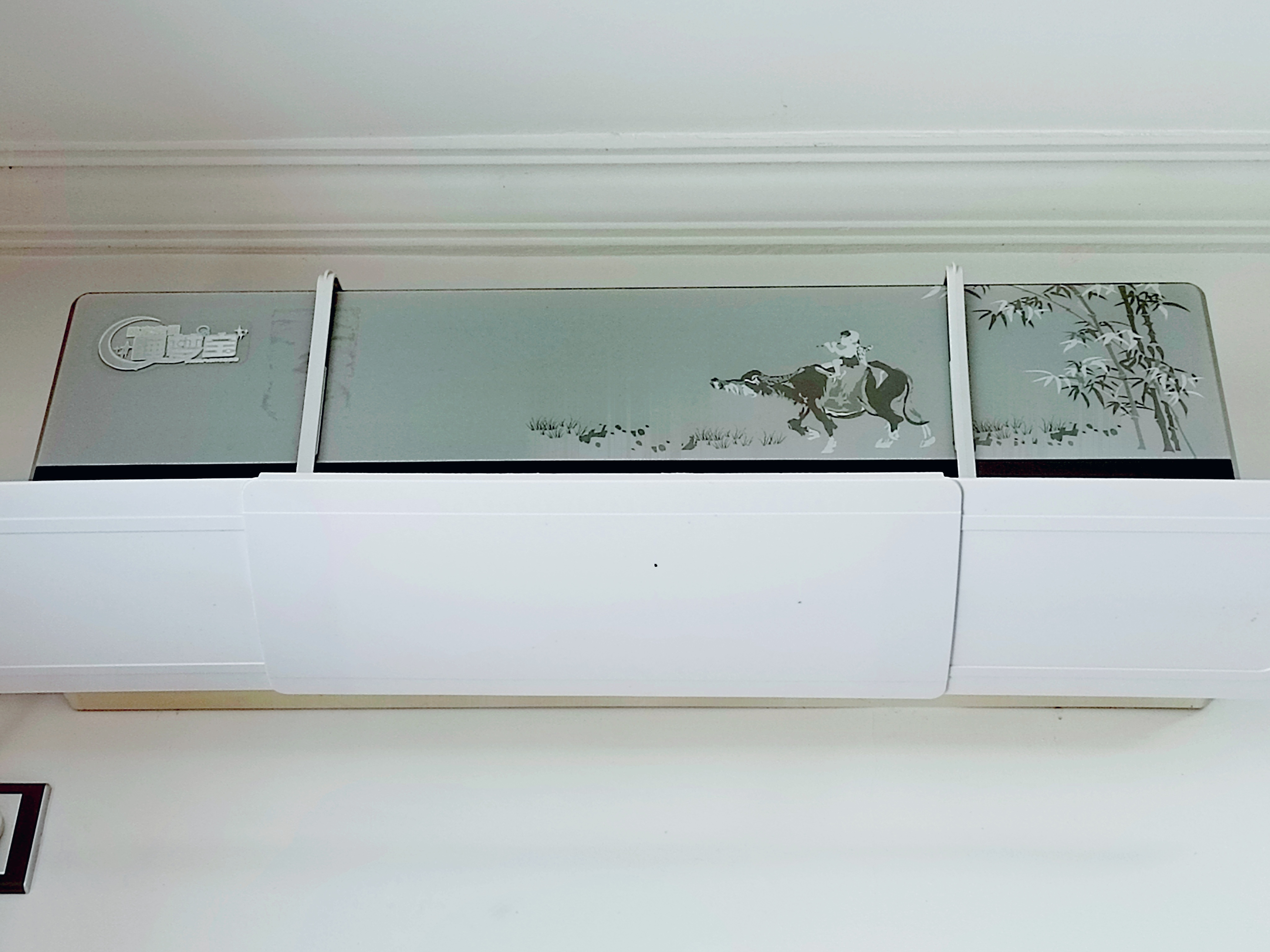 在某个老房子里发现的老空调。牧童骑牛，子丑相合，消热解暑祛火毒。可见很多技法并未