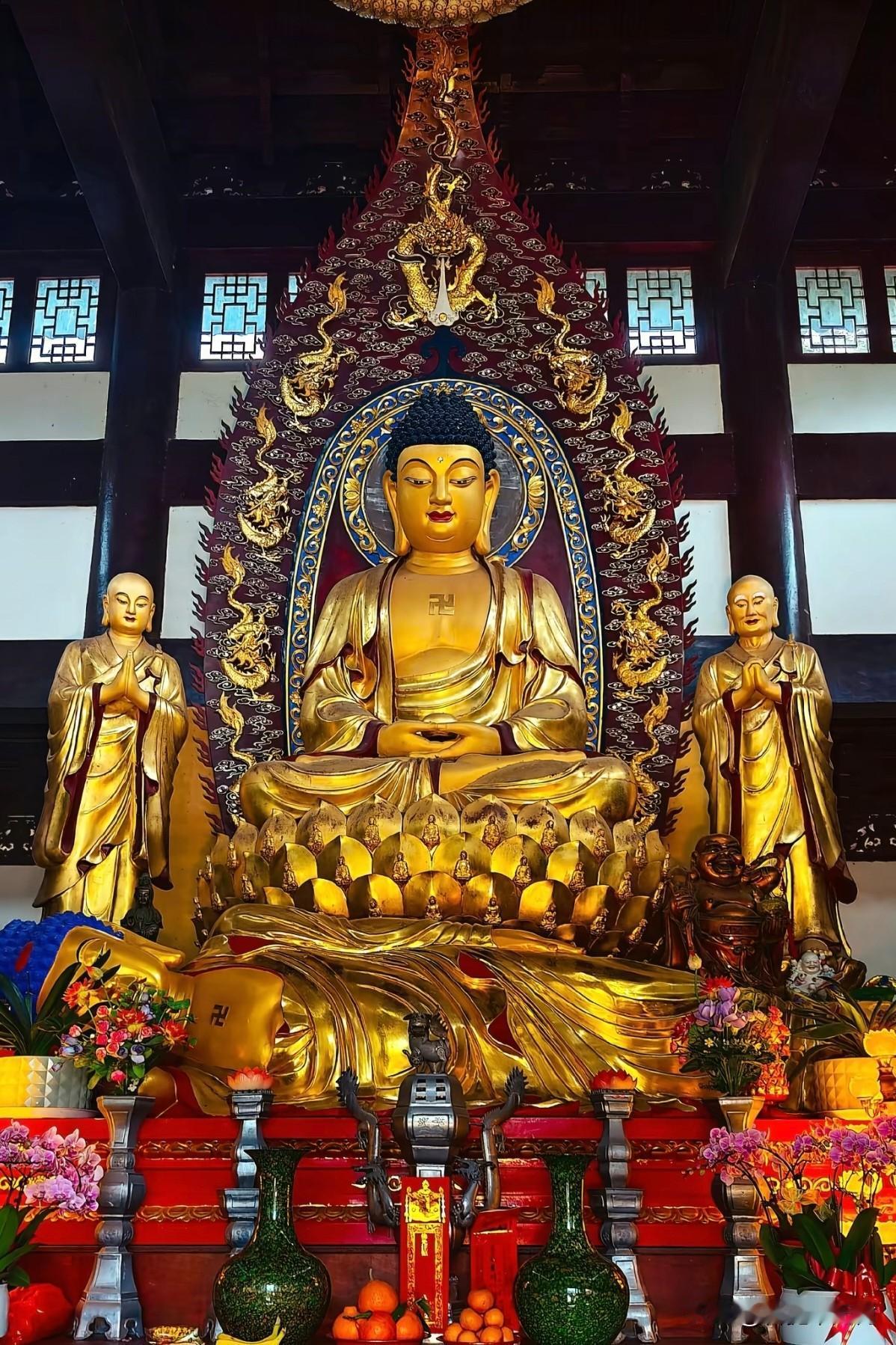 香烟袅袅，佛影鎏金，在殿内漾开一层温润的光晕。佛陀垂眸安坐，九龙背光流转着千年的