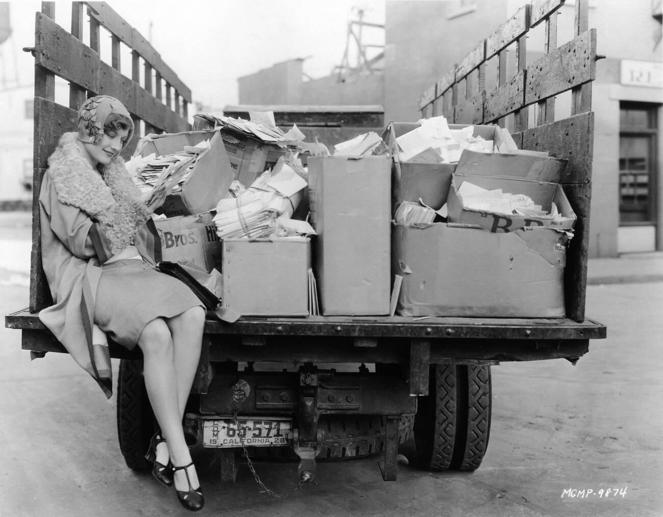 琼·克劳馥与她的粉丝信件的合影，1928年据说她在米高梅期间收到了超过90万封粉