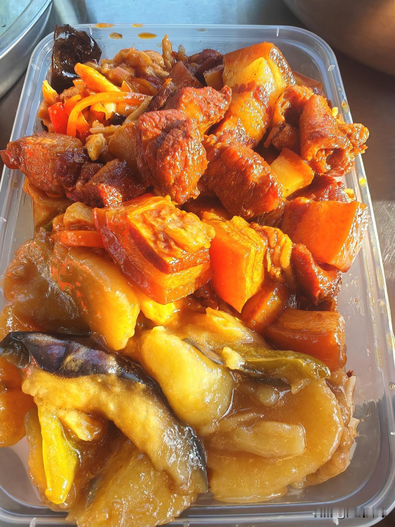 最近频繁解锁北杨市场的东北盒饭，太香了！
东北盒饭的夫妻俩每天四个菜，换样炒，两