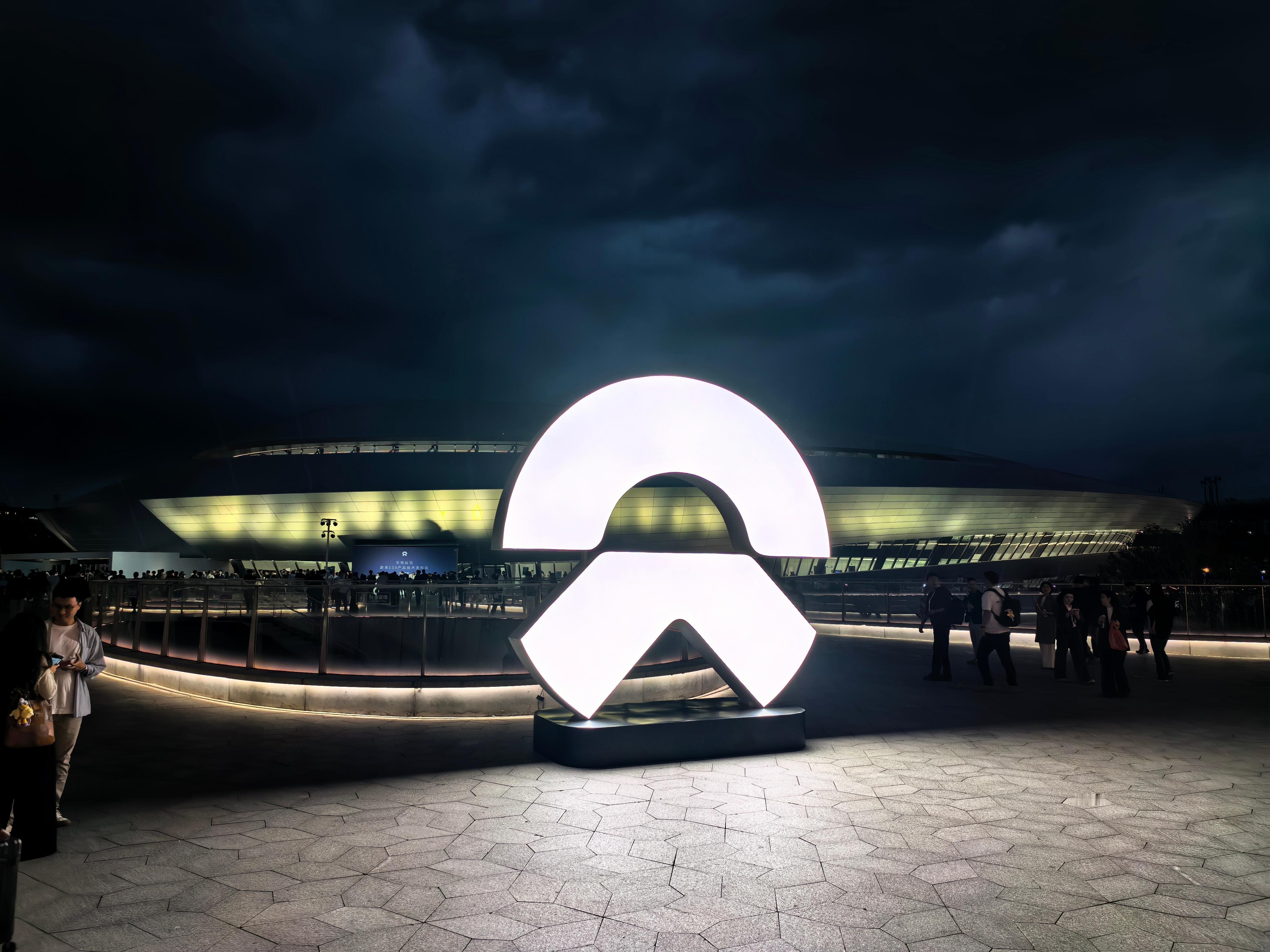 第一次参加蔚来发布会左右各一位美女，紧张到不敢说话 杭州