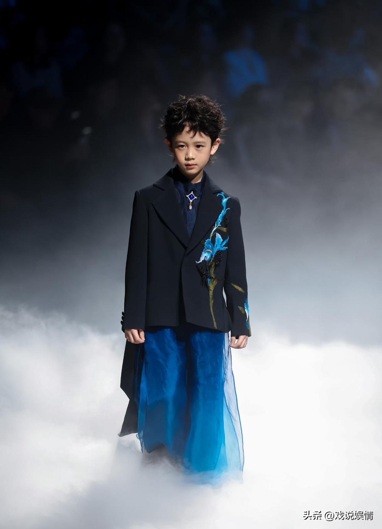 蔡国庆夫妇陪小儿子走秀！
3月20日，蔡国庆晒出小儿子庆宝走秀的照片，且意外透露