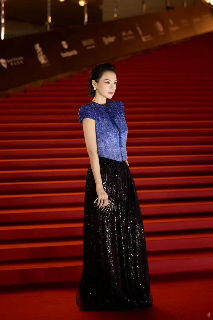 章子怡金像奖状态回春章子怡以短发露背造型亮相金像奖，骨相优越肩颈线条绝美，妆容清